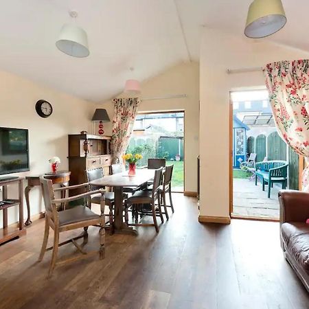 Lovely Three Bedroomed House, Parking 2 Cars London Bagian luar foto