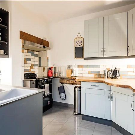 Lovely Three Bedroomed House, Parking 2 Cars London Bagian luar foto