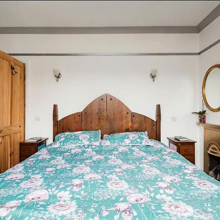 Lovely Three Bedroomed House, Parking 2 Cars London Bagian luar foto