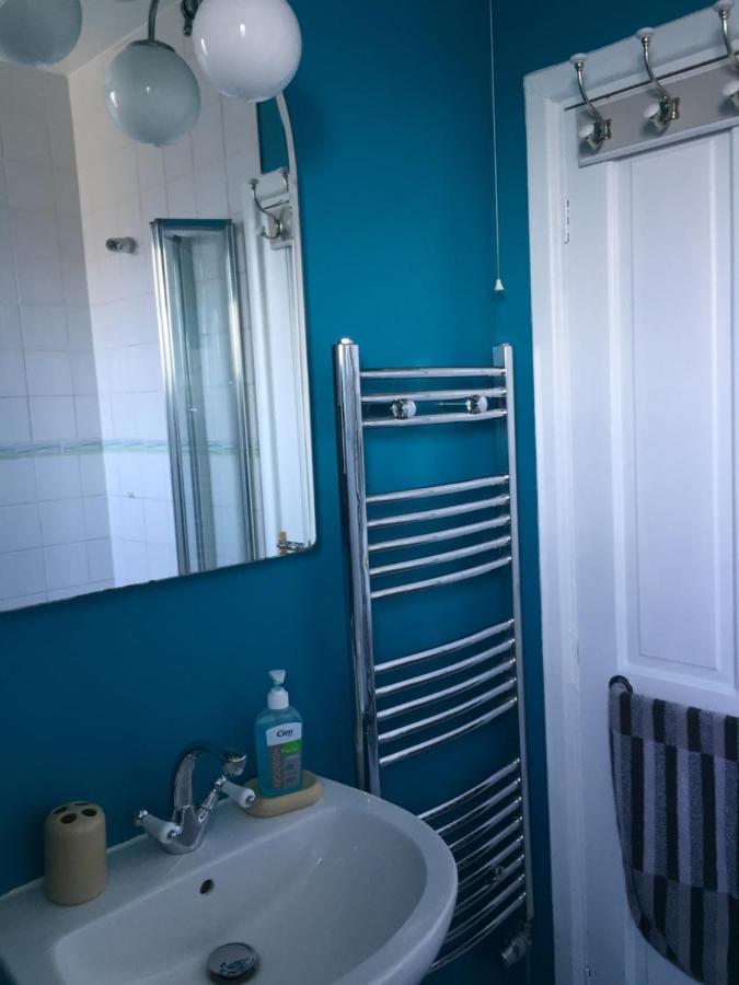 Lovely Three Bedroomed House, Parking 2 Cars London Bagian luar foto
