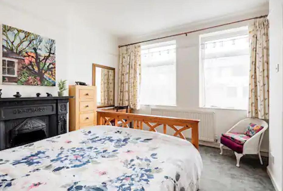 Lovely Three Bedroomed House, Parking 2 Cars London Bagian luar foto