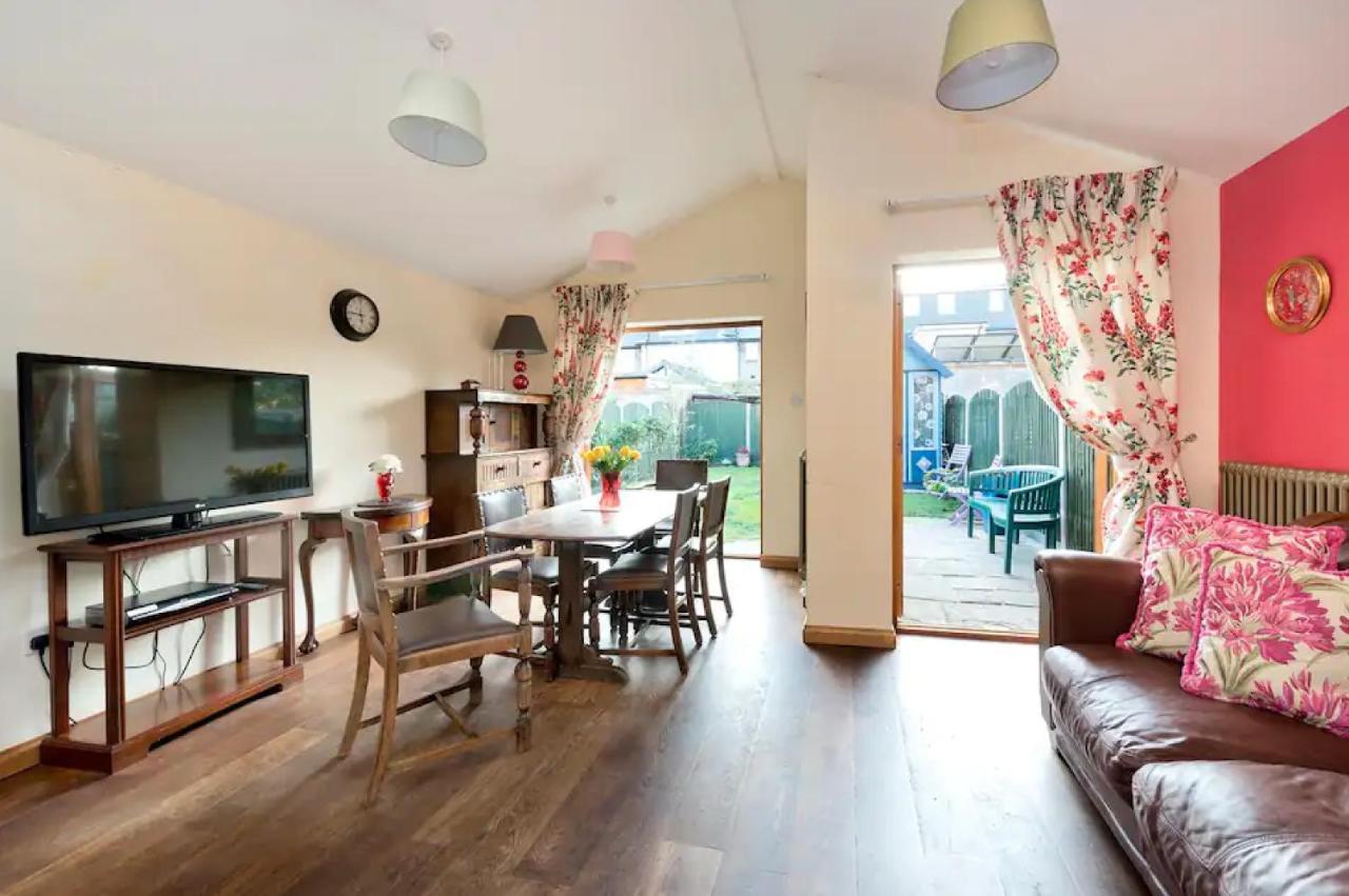 Lovely Three Bedroomed House, Parking 2 Cars London Bagian luar foto