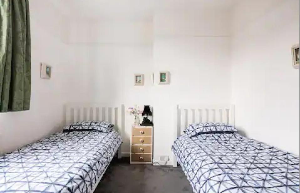 Lovely Three Bedroomed House, Parking 2 Cars London Bagian luar foto