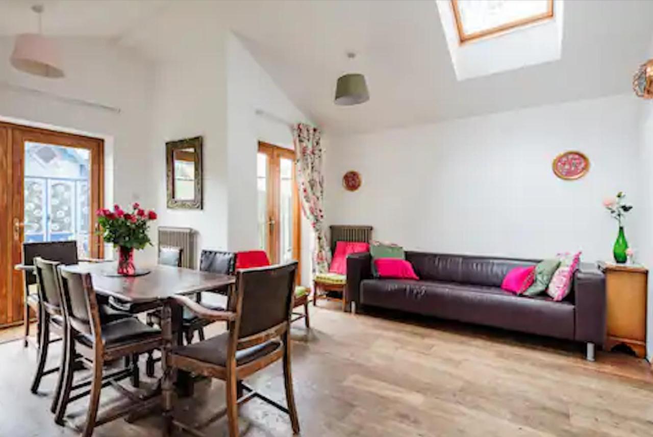 Lovely Three Bedroomed House, Parking 2 Cars London Bagian luar foto