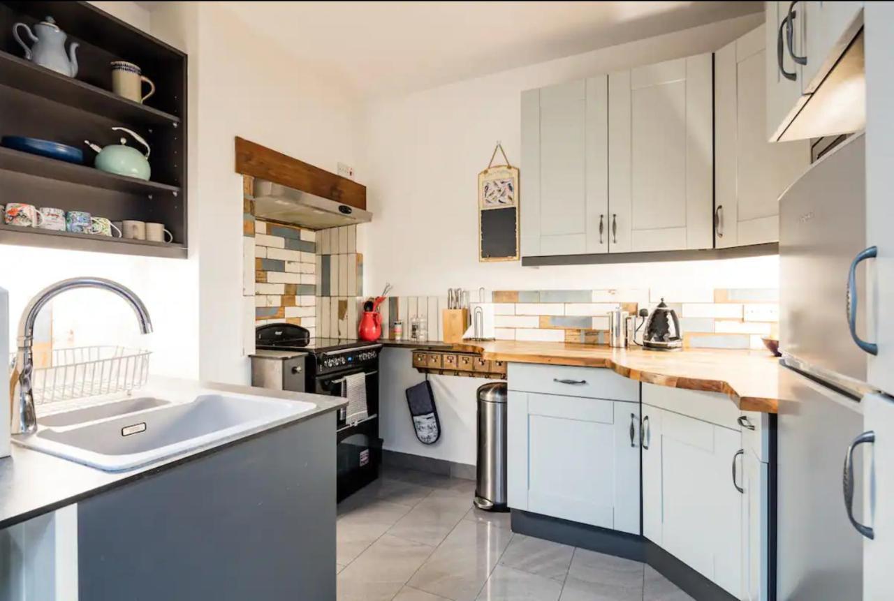 Lovely Three Bedroomed House, Parking 2 Cars London Bagian luar foto