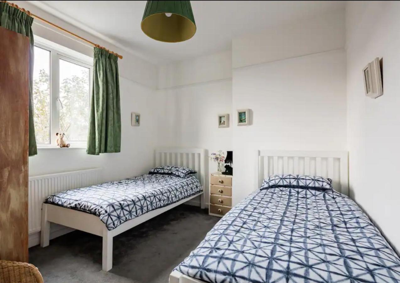 Lovely Three Bedroomed House, Parking 2 Cars London Bagian luar foto