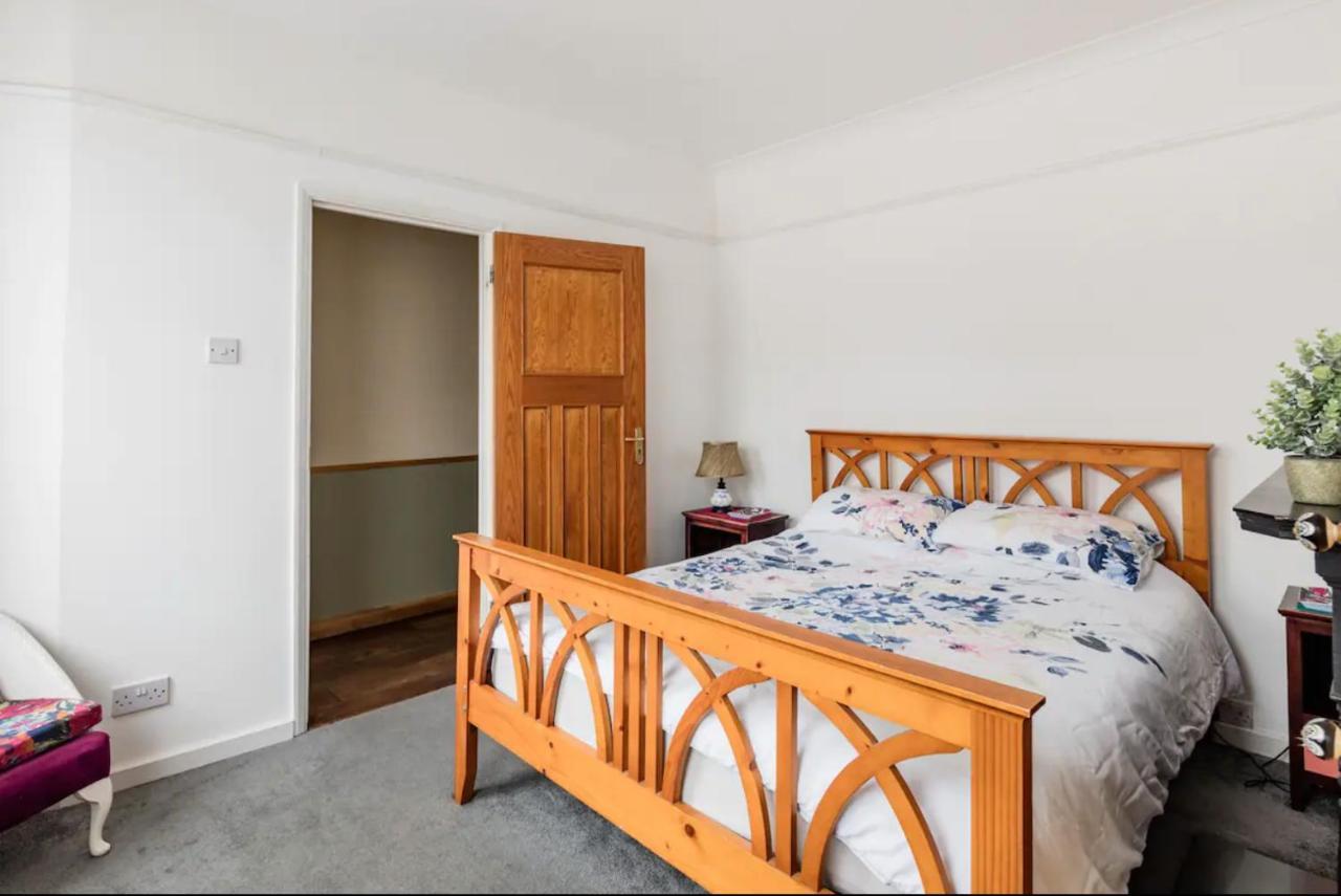 Lovely Three Bedroomed House, Parking 2 Cars London Bagian luar foto