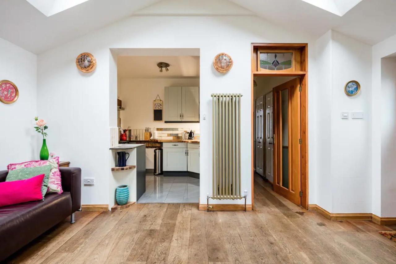 Lovely Three Bedroomed House, Parking 2 Cars London Bagian luar foto
