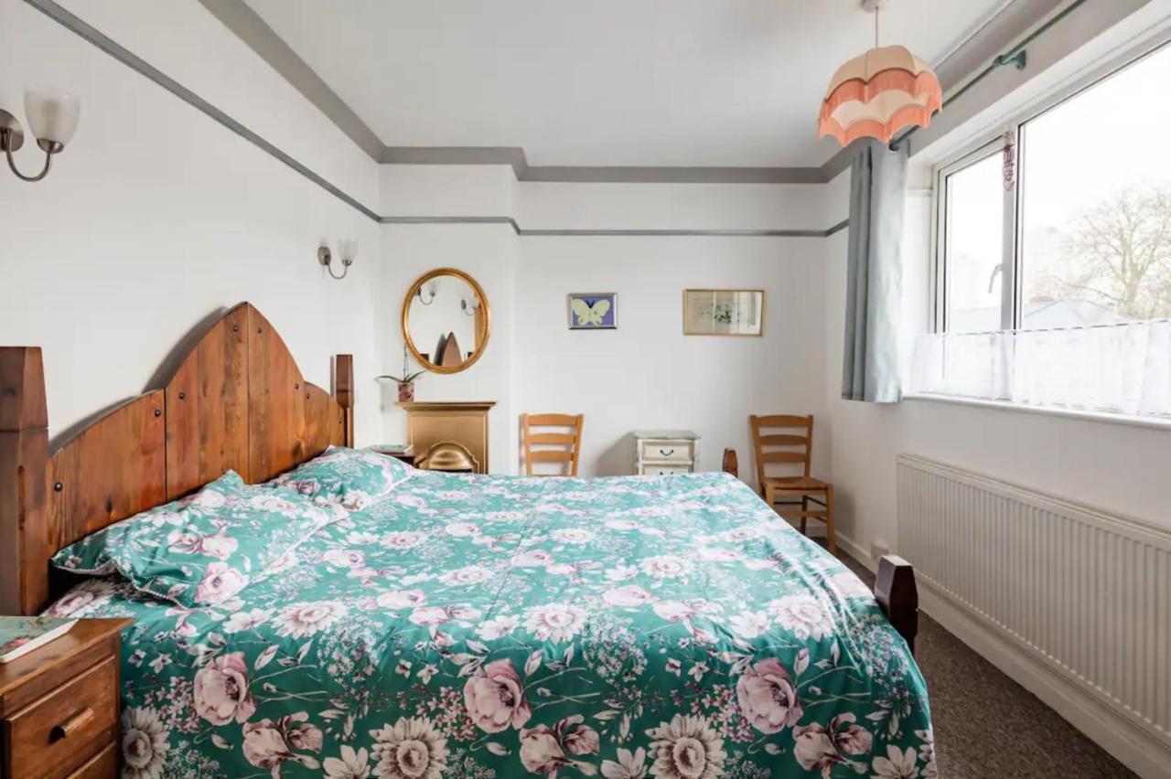 Lovely Three Bedroomed House, Parking 2 Cars London Bagian luar foto