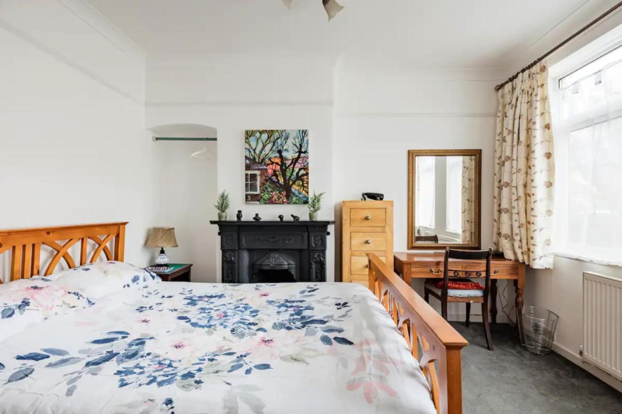 Lovely Three Bedroomed House, Parking 2 Cars London Bagian luar foto