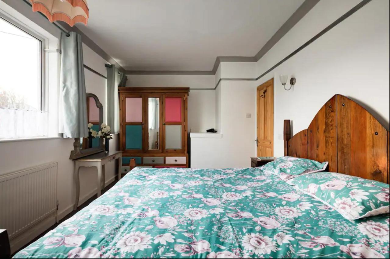Lovely Three Bedroomed House, Parking 2 Cars London Bagian luar foto