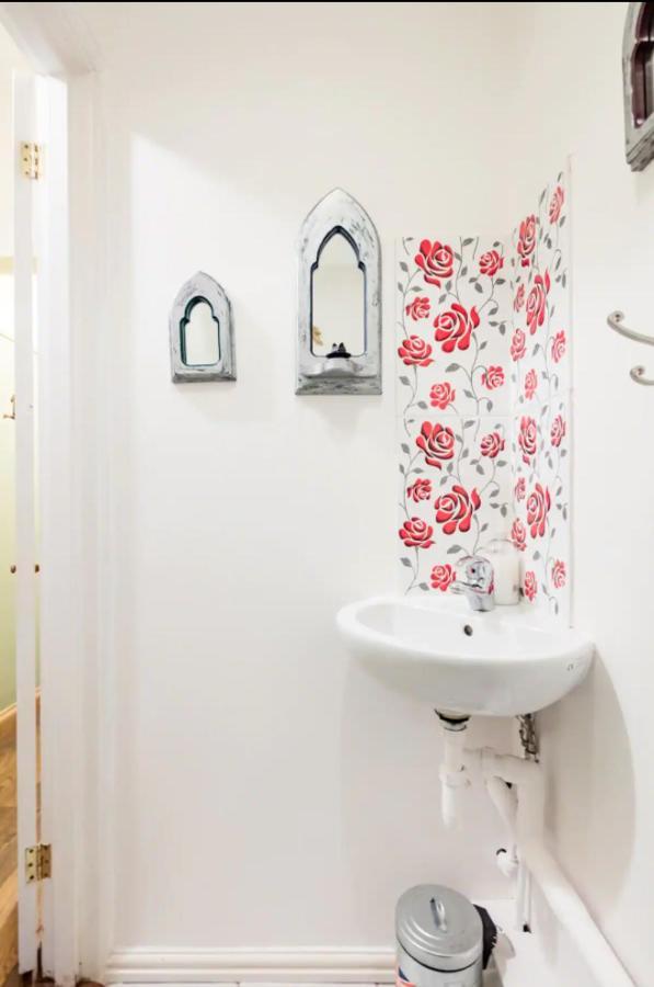 Lovely Three Bedroomed House, Parking 2 Cars London Bagian luar foto