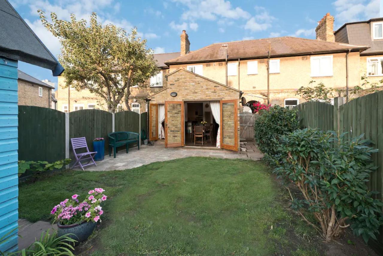 Lovely Three Bedroomed House, Parking 2 Cars London Bagian luar foto