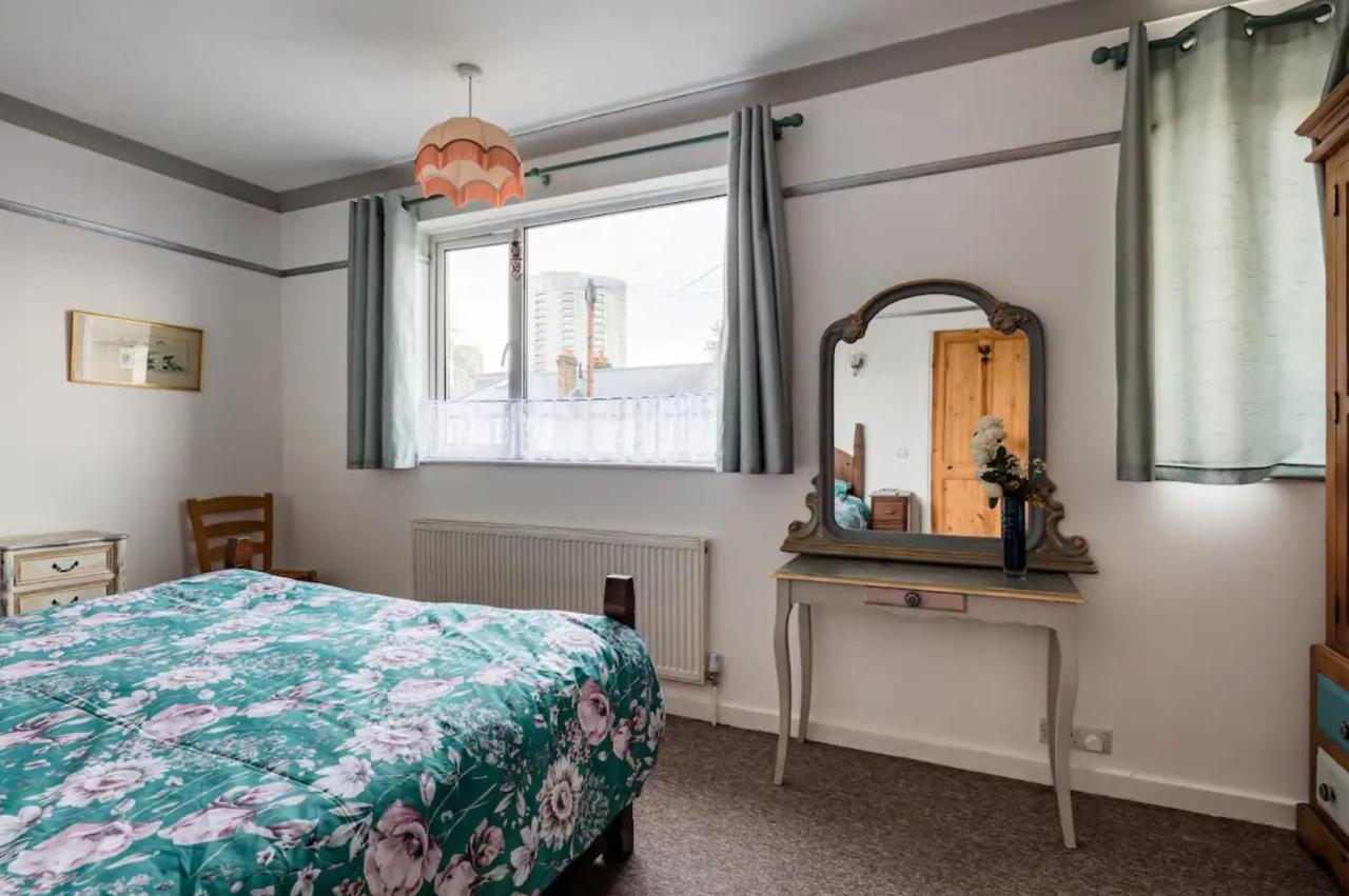Lovely Three Bedroomed House, Parking 2 Cars London Bagian luar foto