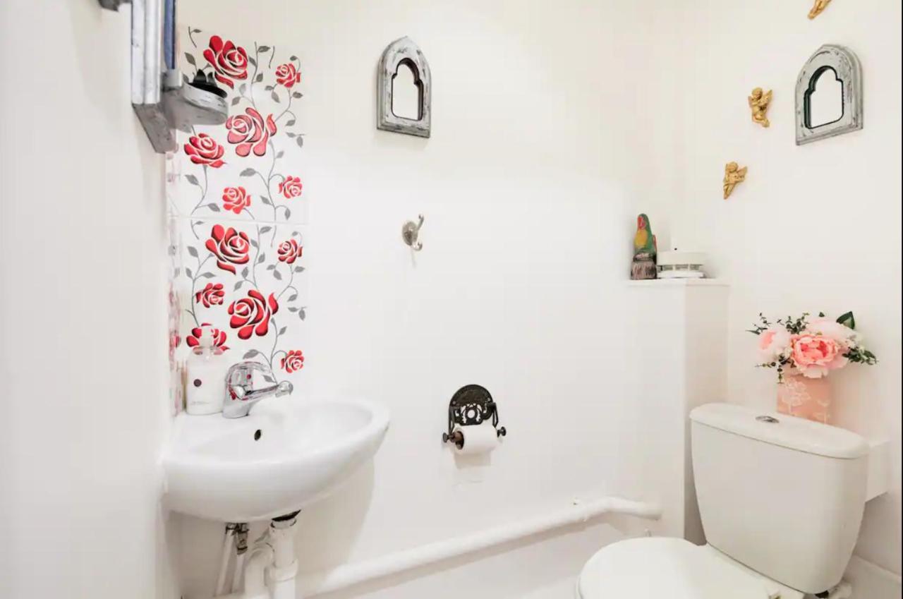 Lovely Three Bedroomed House, Parking 2 Cars London Bagian luar foto