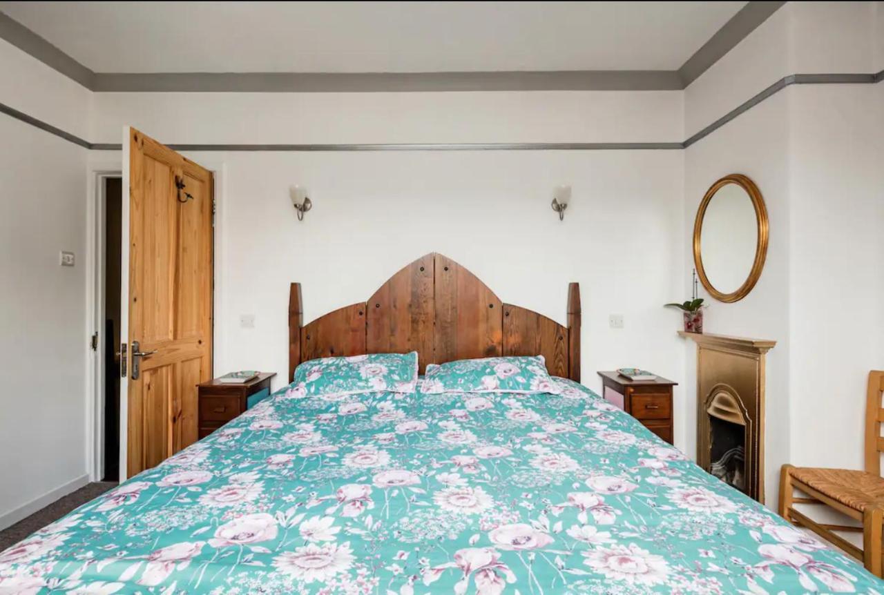 Lovely Three Bedroomed House, Parking 2 Cars London Bagian luar foto