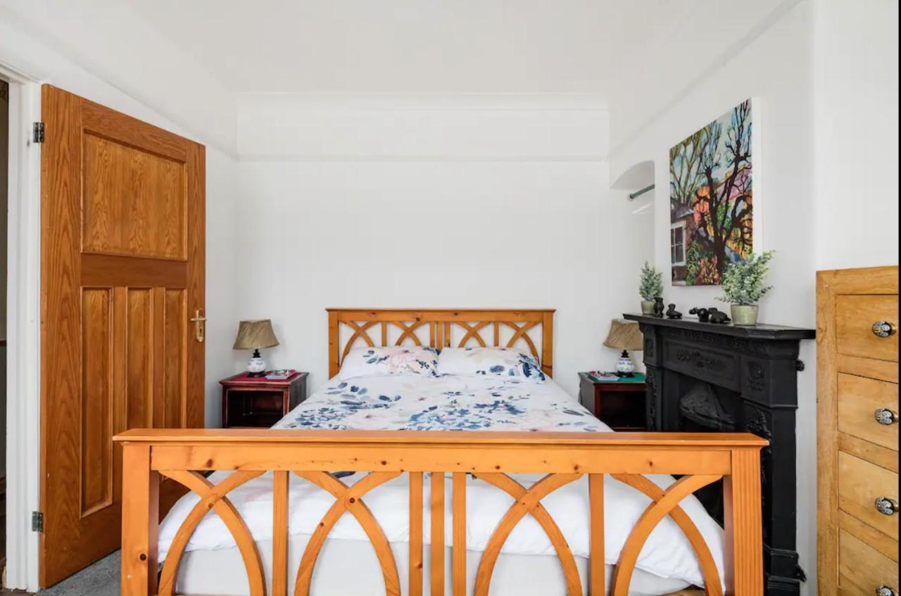 Lovely Three Bedroomed House, Parking 2 Cars London Bagian luar foto