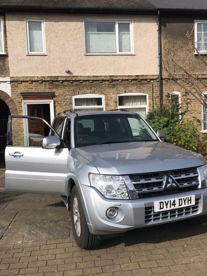 Lovely Three Bedroomed House, Parking 2 Cars London Bagian luar foto