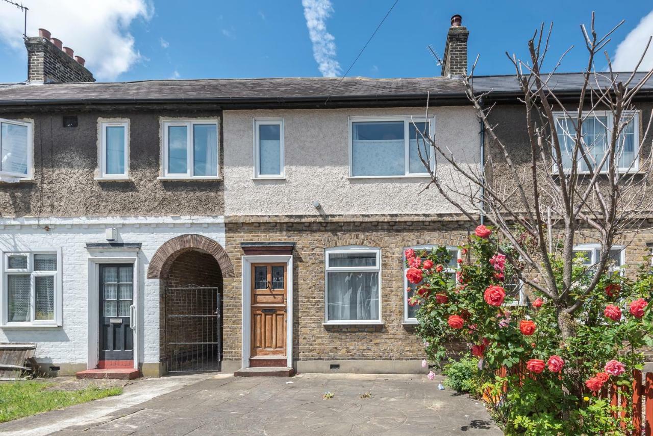 Lovely Three Bedroomed House, Parking 2 Cars London Bagian luar foto