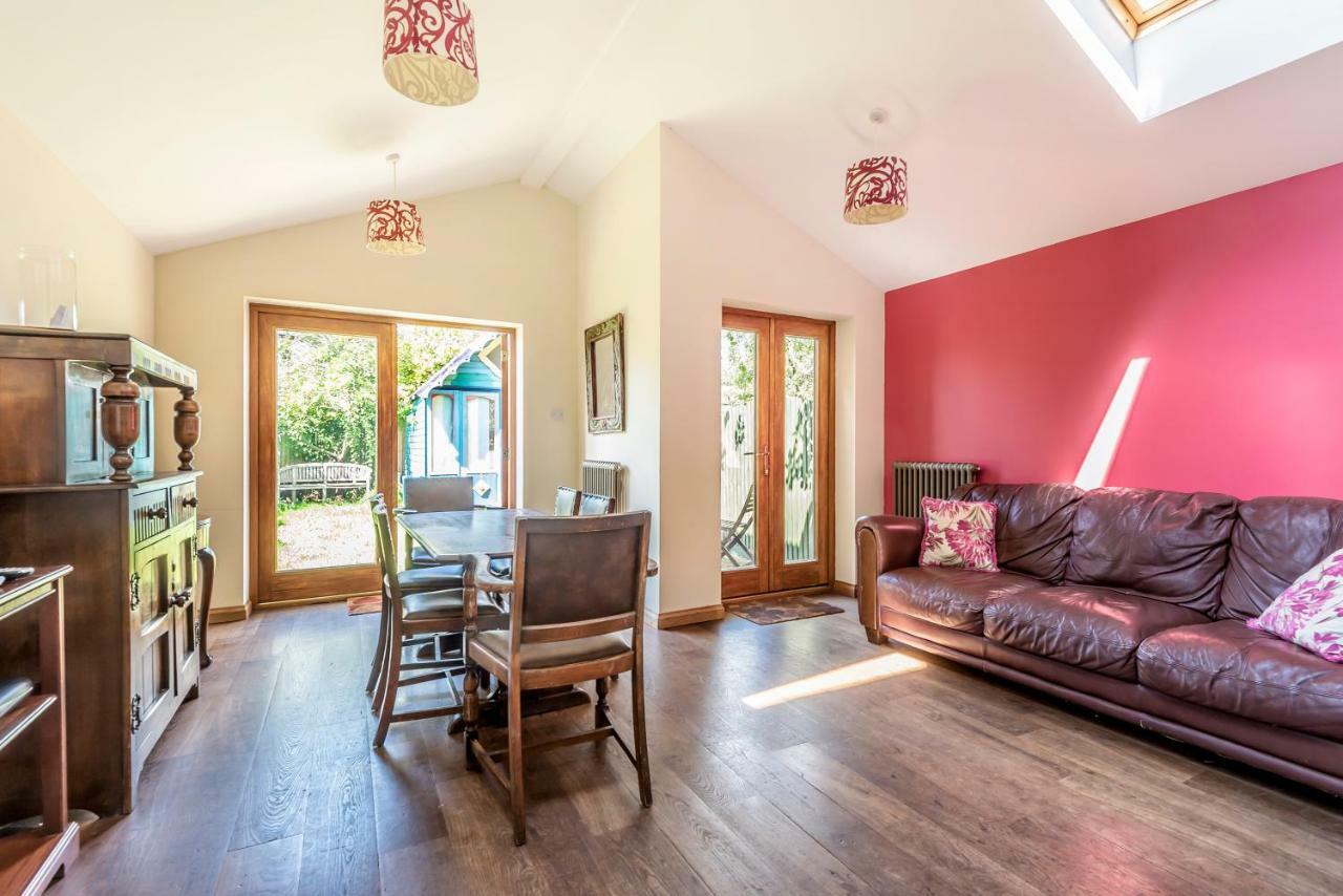 Lovely Three Bedroomed House, Parking 2 Cars London Bagian luar foto