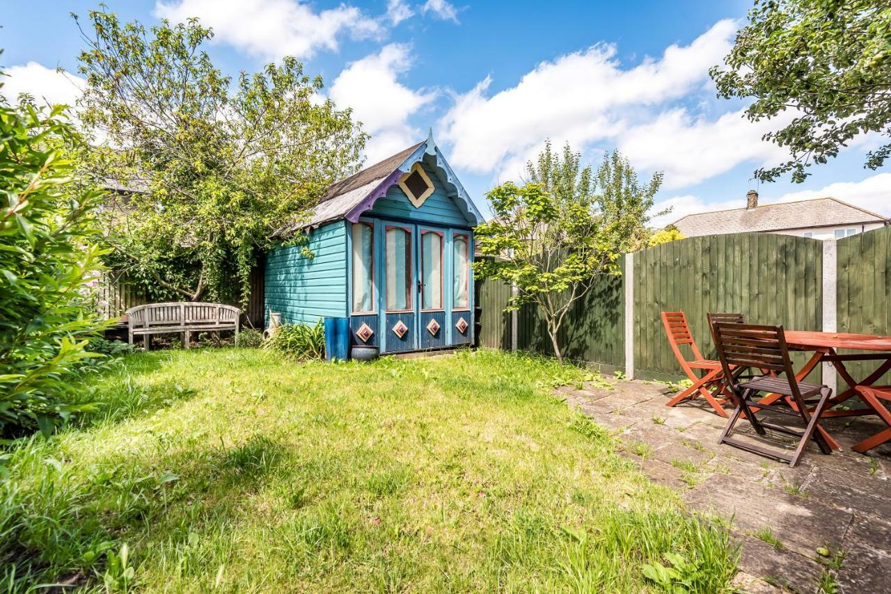 Lovely Three Bedroomed House, Parking 2 Cars London Bagian luar foto