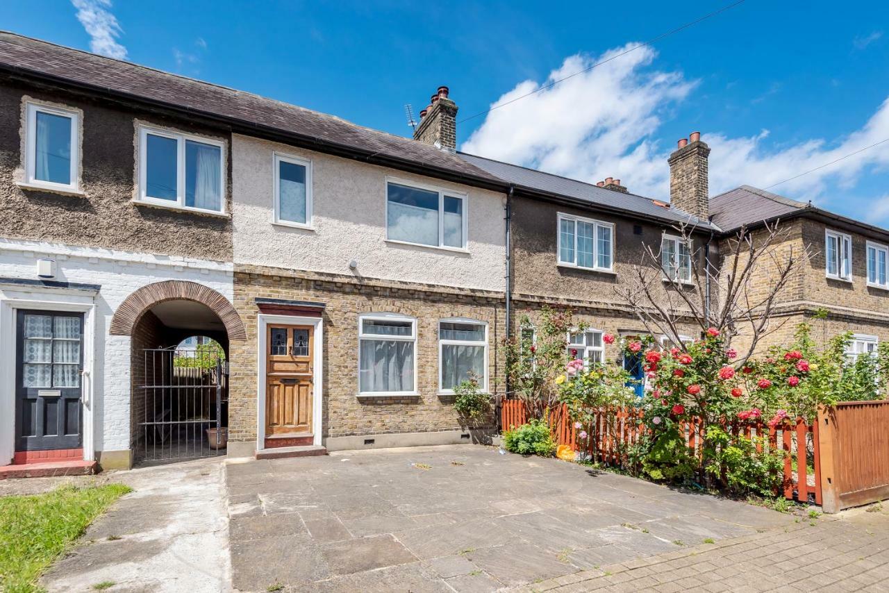 Lovely Three Bedroomed House, Parking 2 Cars London Bagian luar foto