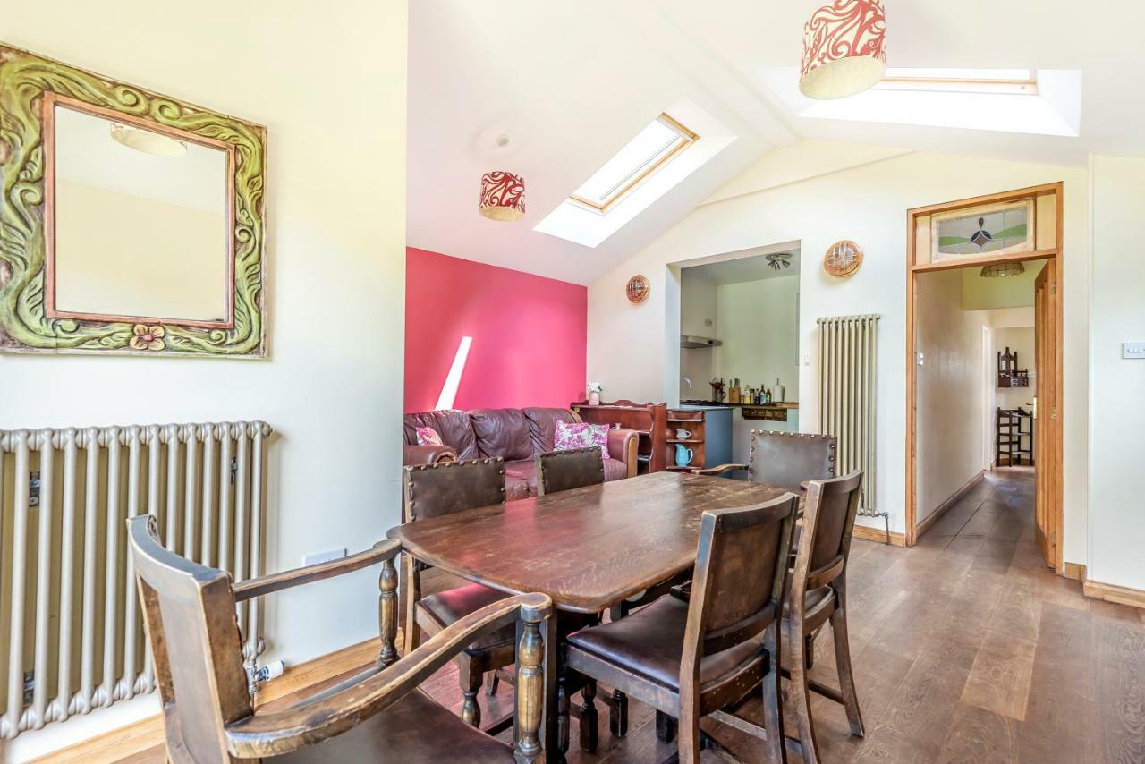 Lovely Three Bedroomed House, Parking 2 Cars London Bagian luar foto
